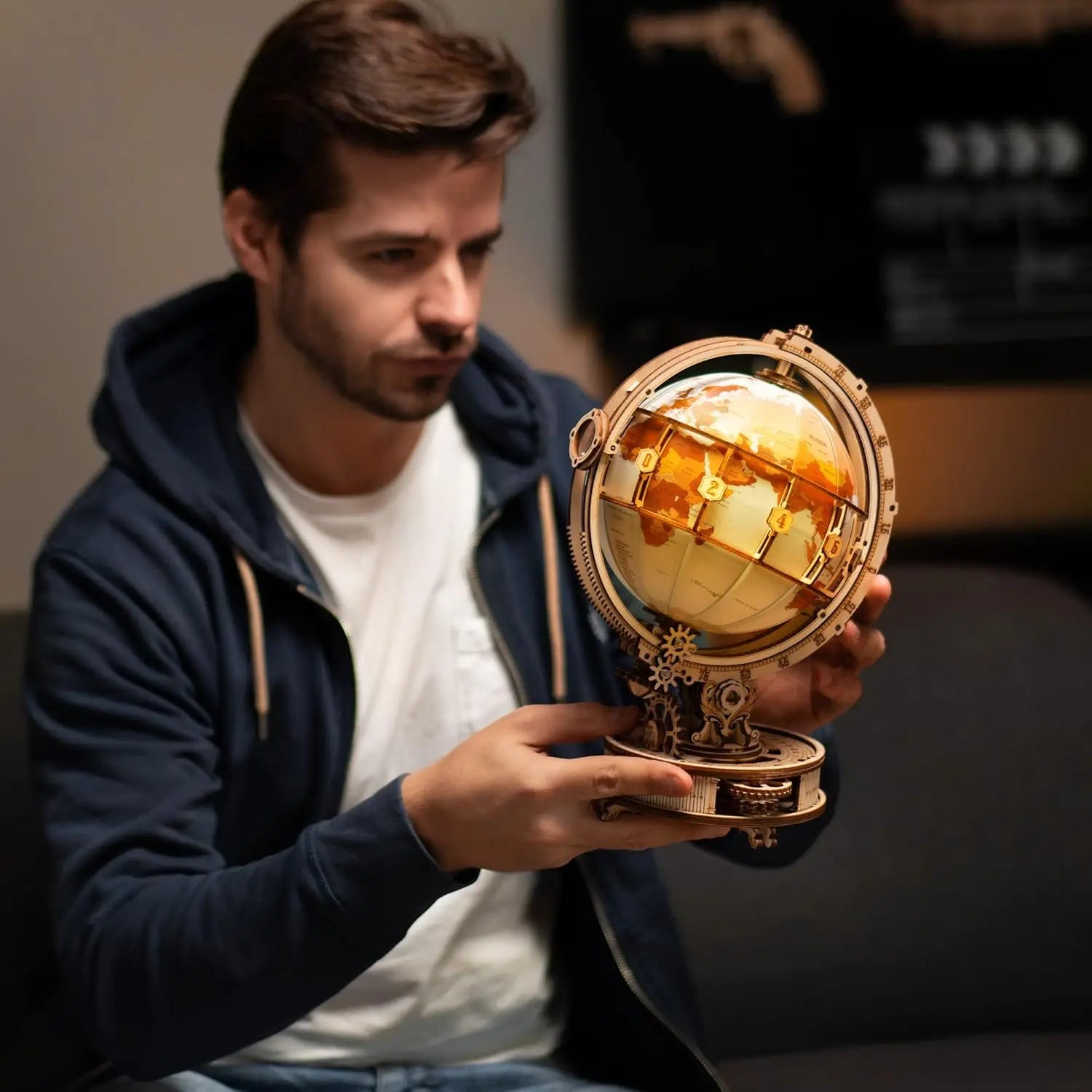 Maquette globe lumineux en bois
