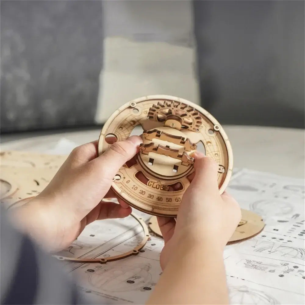 Maquette globe lumineux en bois